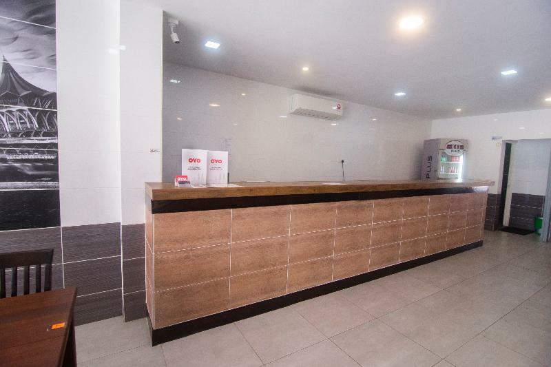 Oyo 836 Mandurah Room & Cafe Кучинг Экстерьер фото