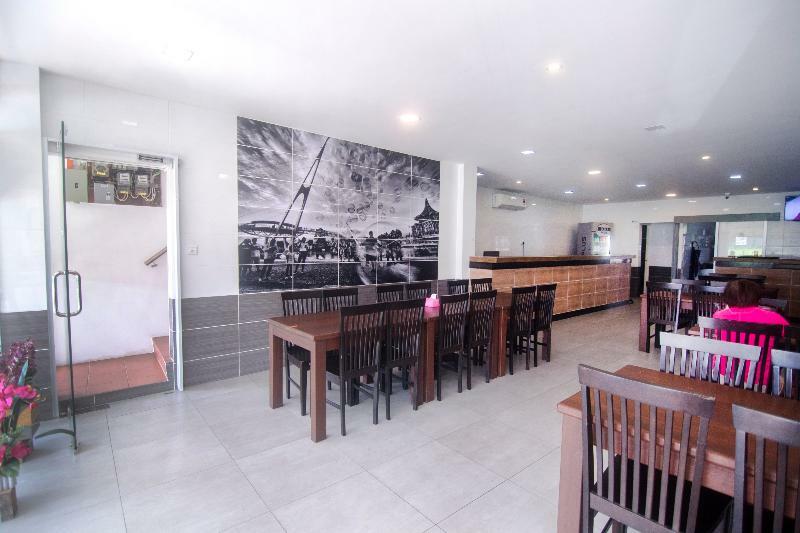 Oyo 836 Mandurah Room & Cafe Кучинг Экстерьер фото
