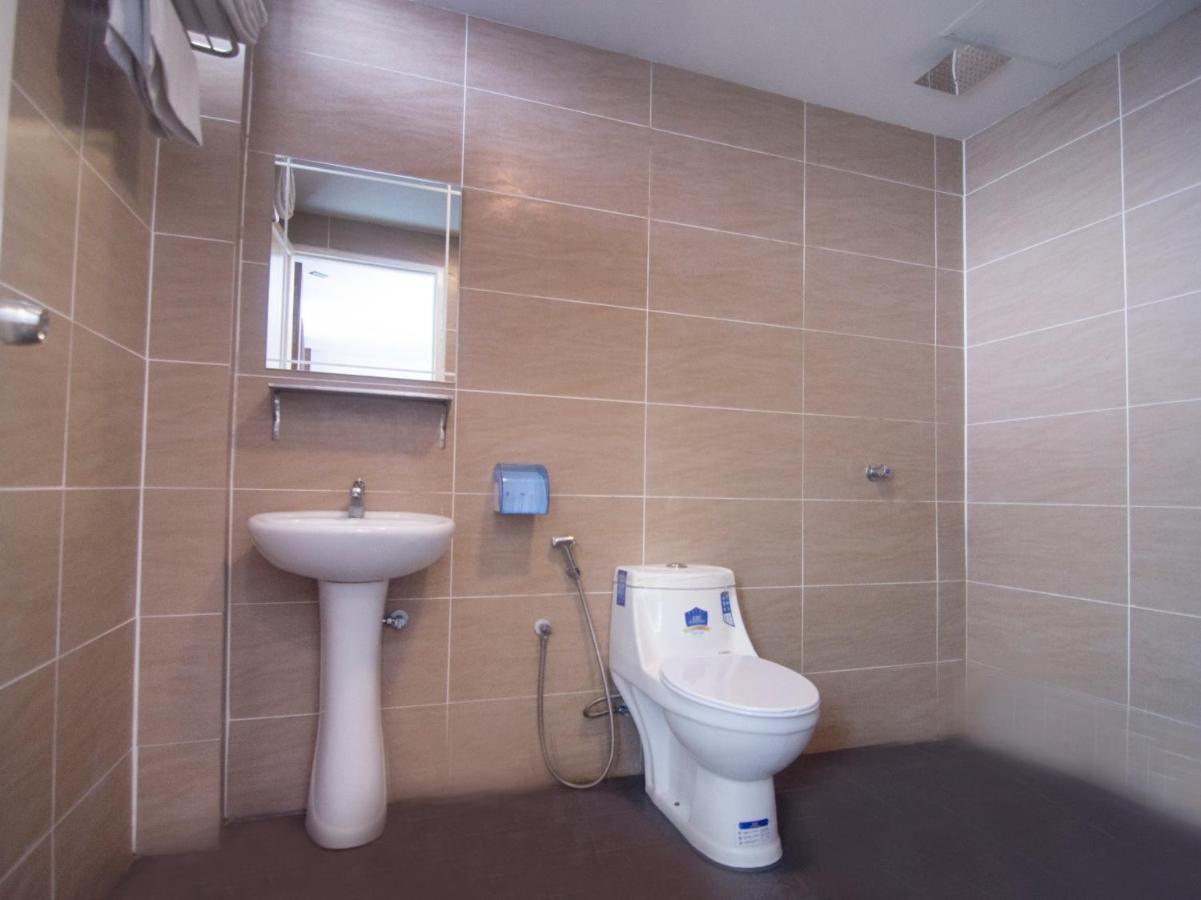 Oyo 836 Mandurah Room & Cafe Кучинг Экстерьер фото