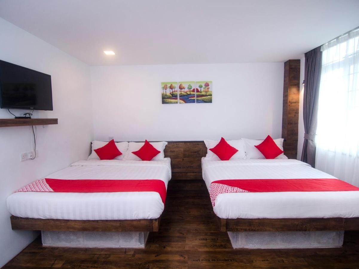 Oyo 836 Mandurah Room & Cafe Кучинг Экстерьер фото