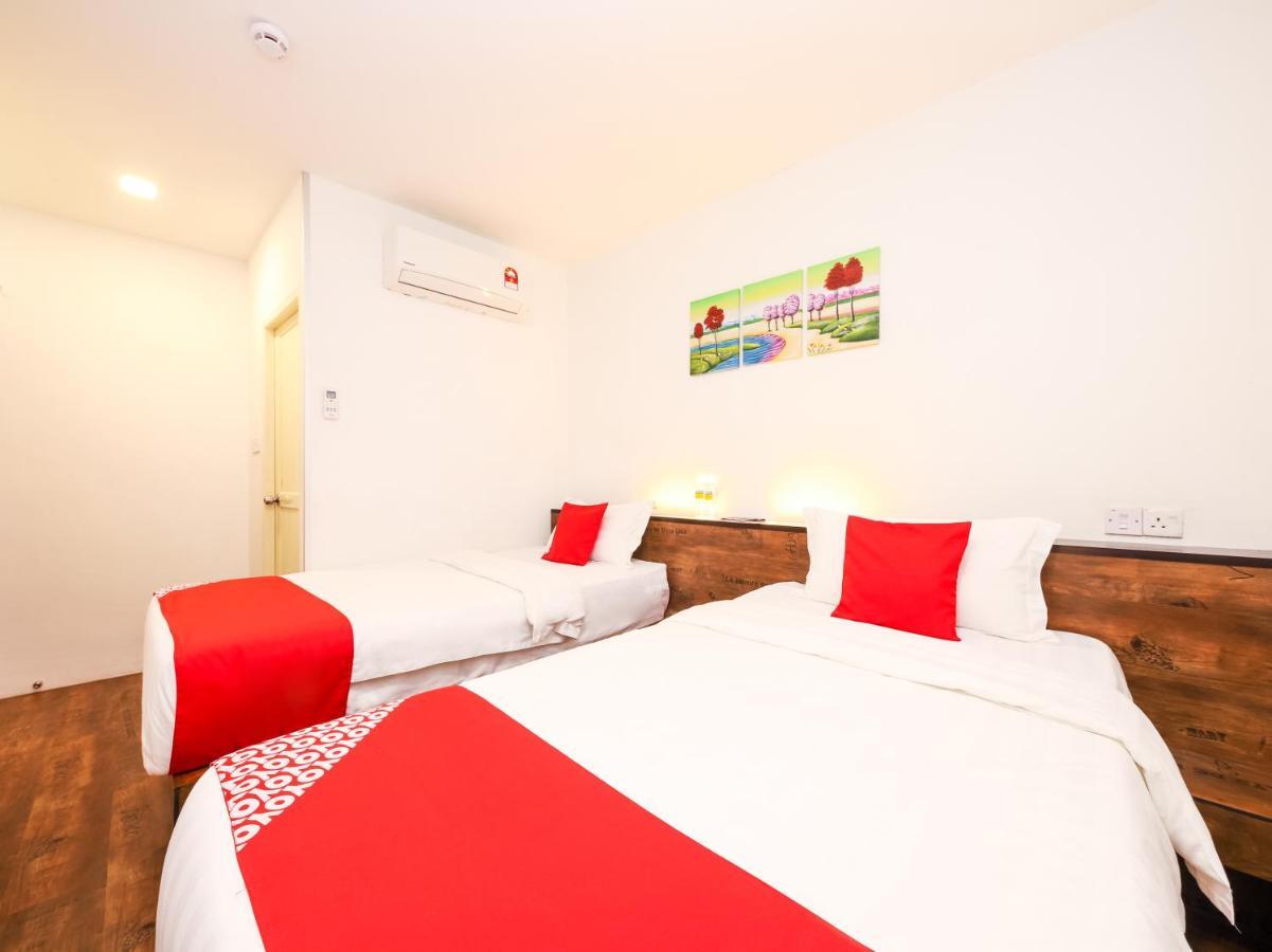 Oyo 836 Mandurah Room & Cafe Кучинг Экстерьер фото