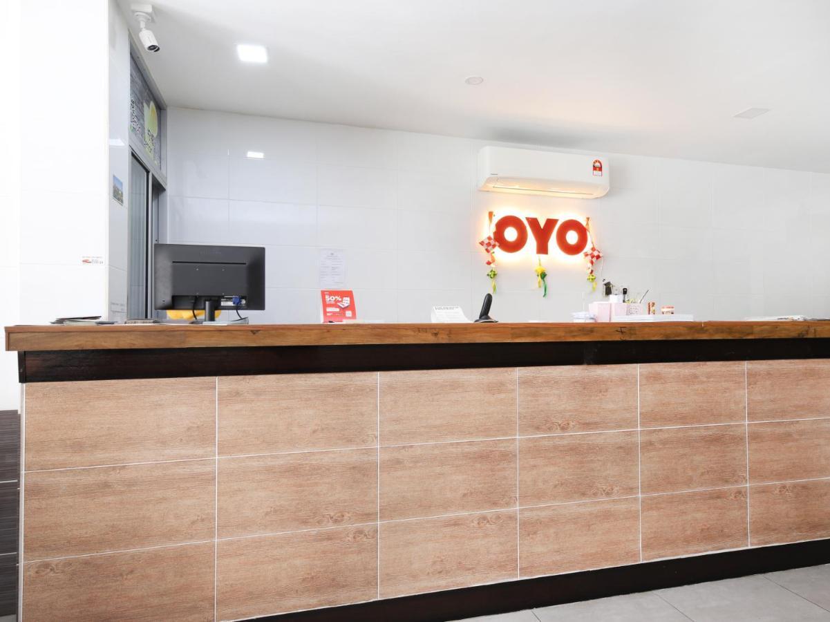 Oyo 836 Mandurah Room & Cafe Кучинг Экстерьер фото