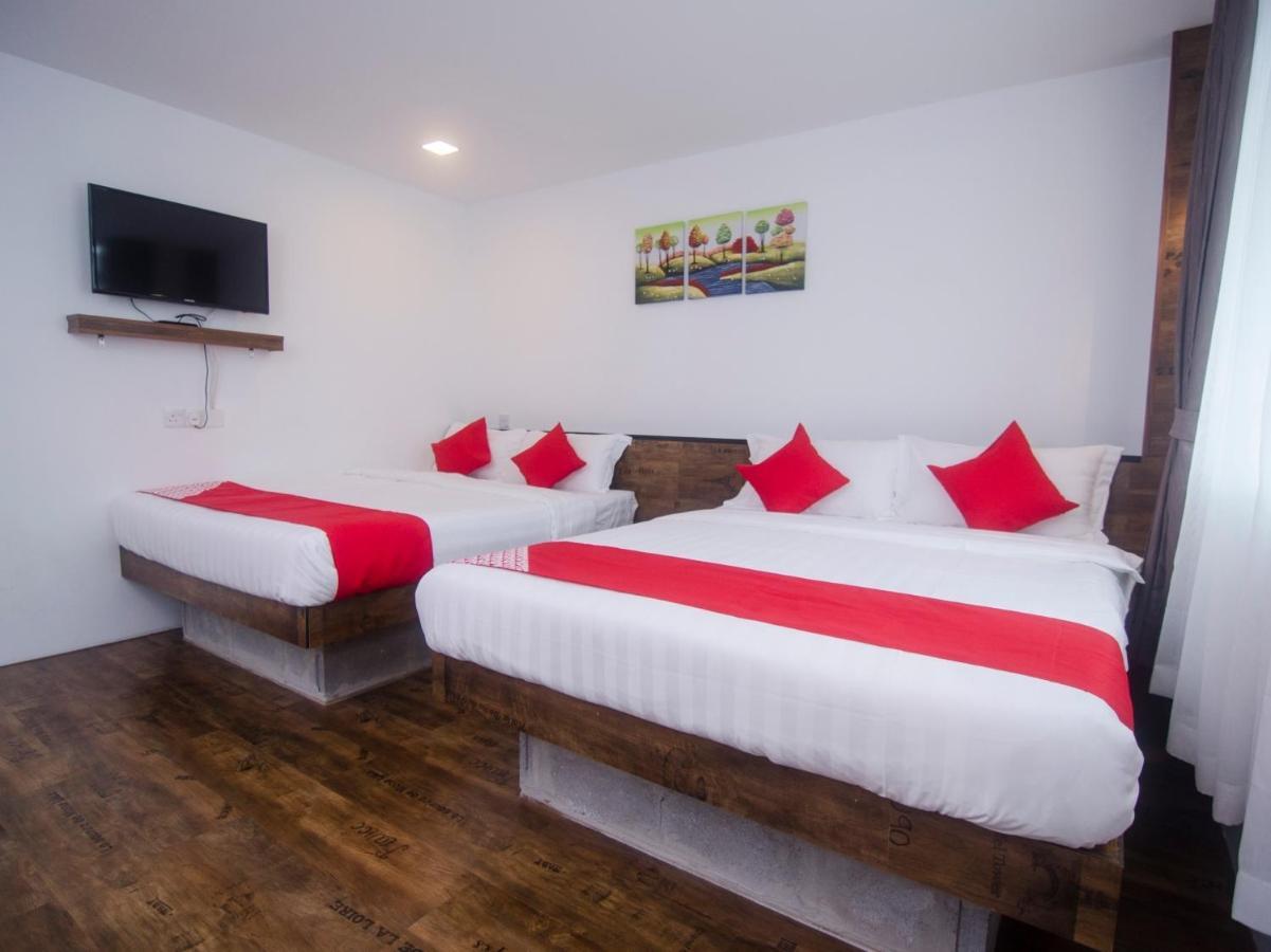 Oyo 836 Mandurah Room & Cafe Кучинг Экстерьер фото