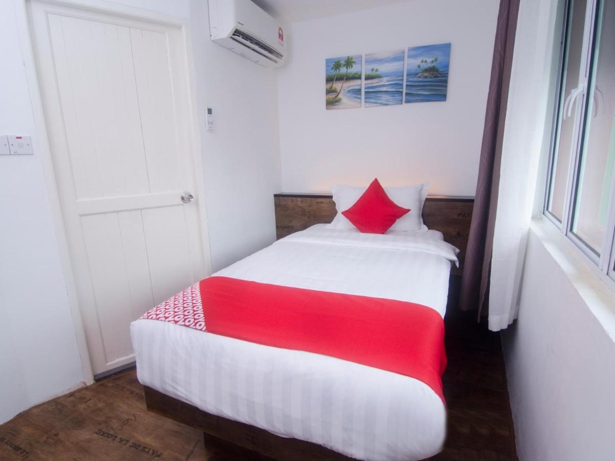 Oyo 836 Mandurah Room & Cafe Кучинг Экстерьер фото