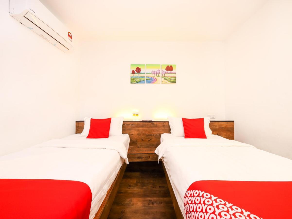 Oyo 836 Mandurah Room & Cafe Кучинг Экстерьер фото