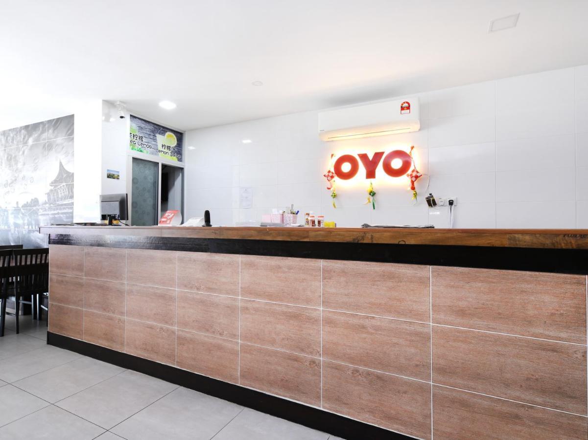 Oyo 836 Mandurah Room & Cafe Кучинг Экстерьер фото